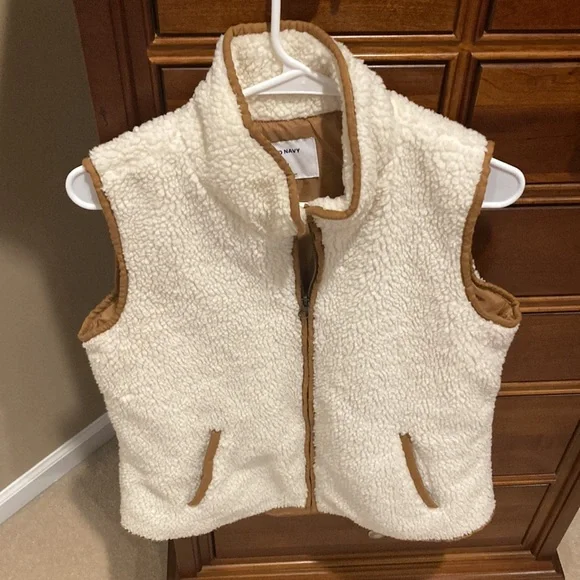 Old Navy women’s vest, size medium, ivory fur with brown detail,keeps u warm! - Picture 3 of 9